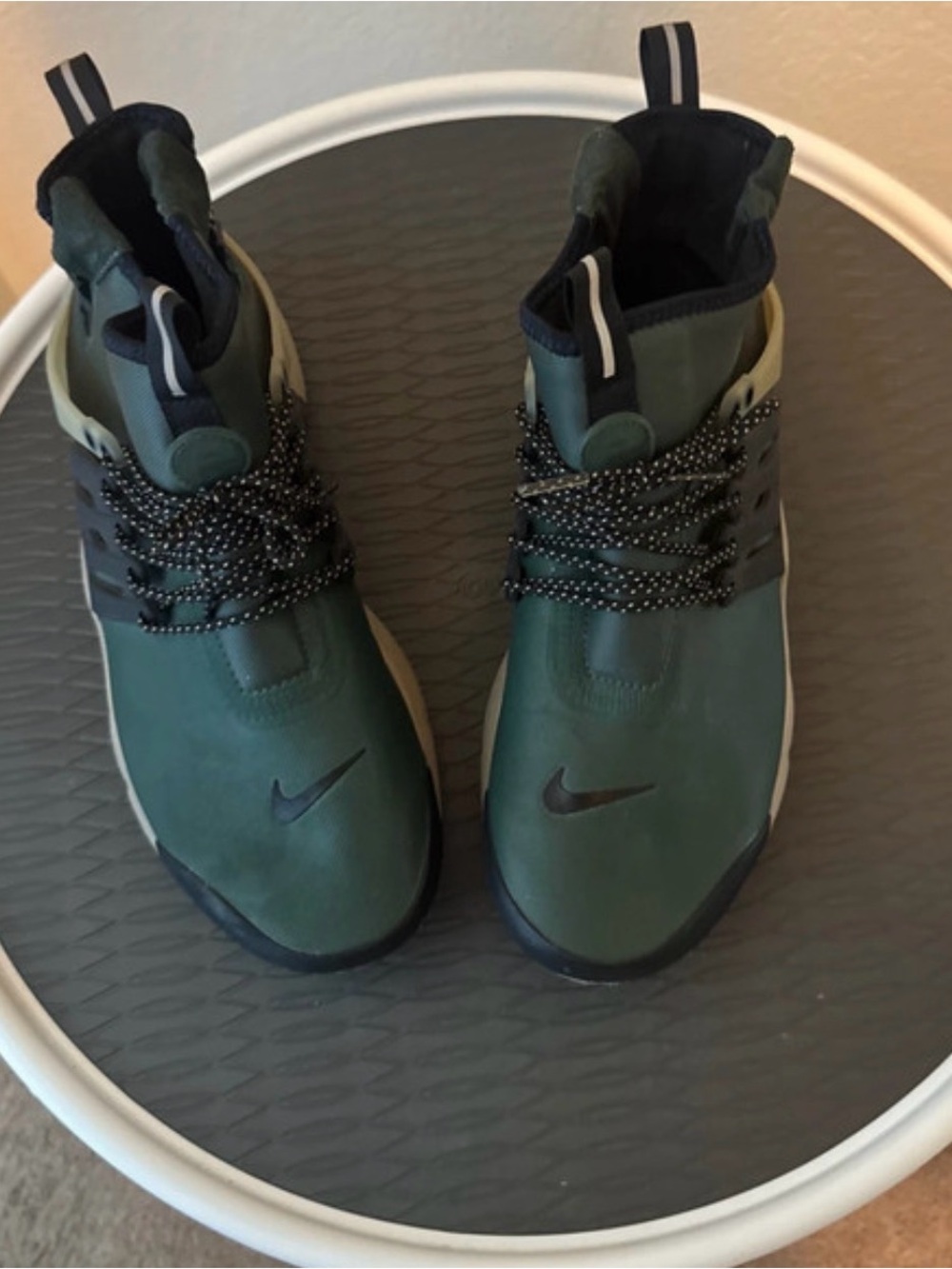 Nike Women's Dark Green and Black Slip-On Sneakers. Universal m7/W9